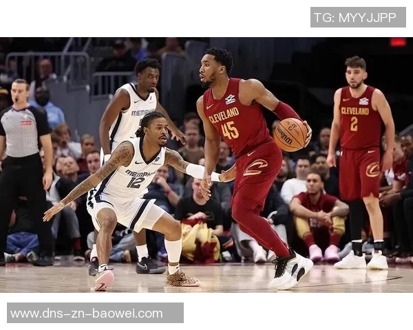 米切尔全场表现出色砍下33分助球队赢得胜利成为比赛关键人物